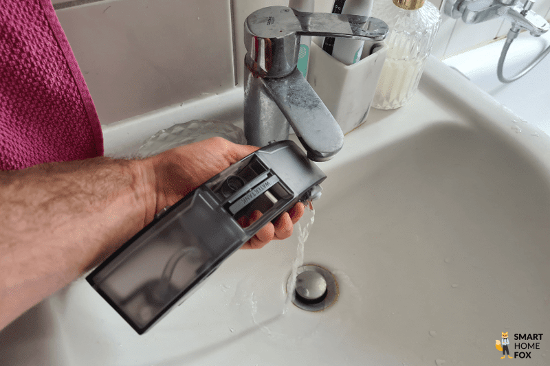 Der mobile Wassertank des Roborock S7 MaxV wird per Hand ausgeleert